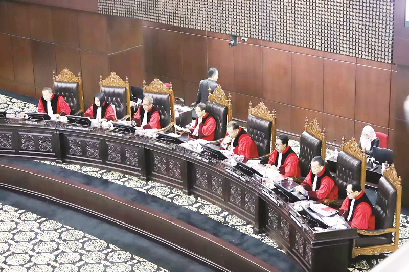 DERY RIDWANSAH/JAWA POS BERSIDANG: Ketua Mahkamah Konstitusi (MK) Suhartoyo (tengah) didampingi Hakim Konstitusi Saldi Isra (kiri) dan Arief Hidayat (kanan).