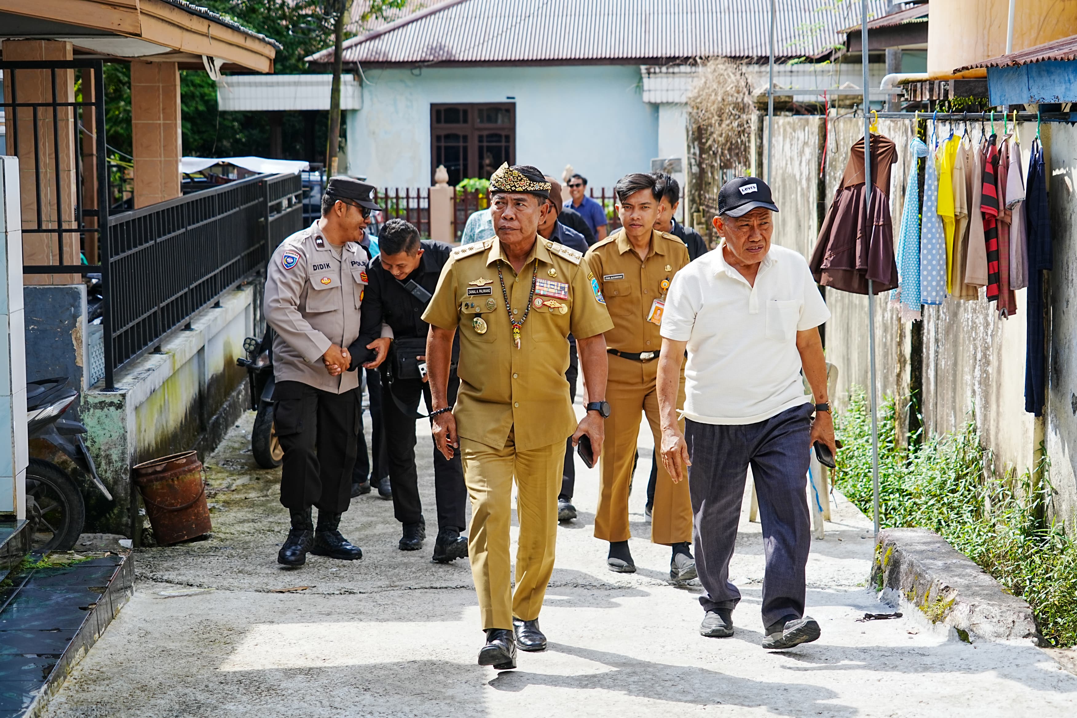 PEDULI: Gubernur Kaltara, Zainal A Paliwang saat mendatangi langsung lokasi kebakaran dan longsor di Tarakan. FOTO: DKISP KALTARA