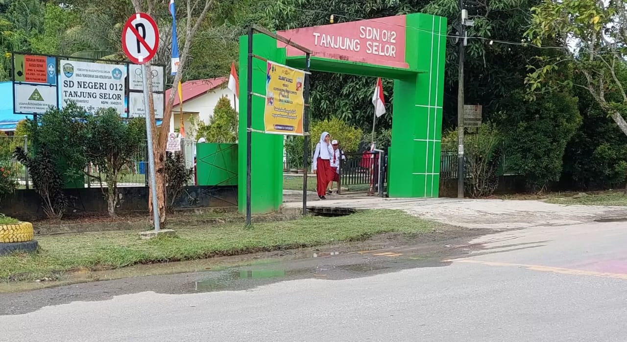 WACANA BARU : Tampak aktivitas siswa saat pulang sekolah di salah satu sekolah di Bulungan.