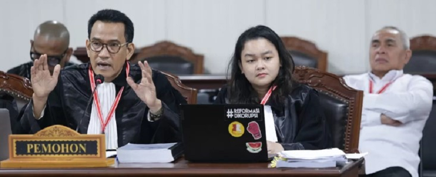 ISTIMEWA AJUKAN BUKTI: Sidang sengketa hasil Pilgub Kaltim di MK, Kamis (9/1). Tampak Isran Noor hadir langsung mendampingi kuasa hukumnya, Refli Harun.