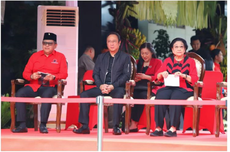 RESPONS: Ketua Umum DPP PDIP Megawati Soekarnoputri bersama Sekjen DPP PDIP Hasto Kristiyanto hadir pada HUT PDIP ke-52 di Sekolah Partai PDIP, Jakarta. &nbsp;(Dery Ridwansah/ JawaPos.com).&nbsp;