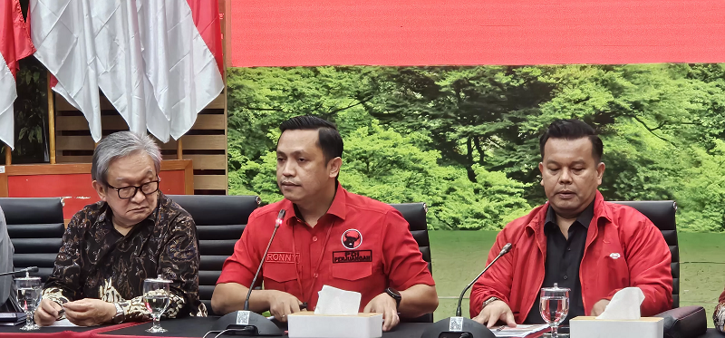 JADI TARGET: Ketua DPP PDIP bidang Reformasi Hukum Ronny Talapessy menyikapi kasus hukum yang menjerat Hasto Kristiyanto di kantor DPP PDIP, Jakarta Pusat, Kamis (9/1). (Muhammad Ridwan/JawaPos.com).