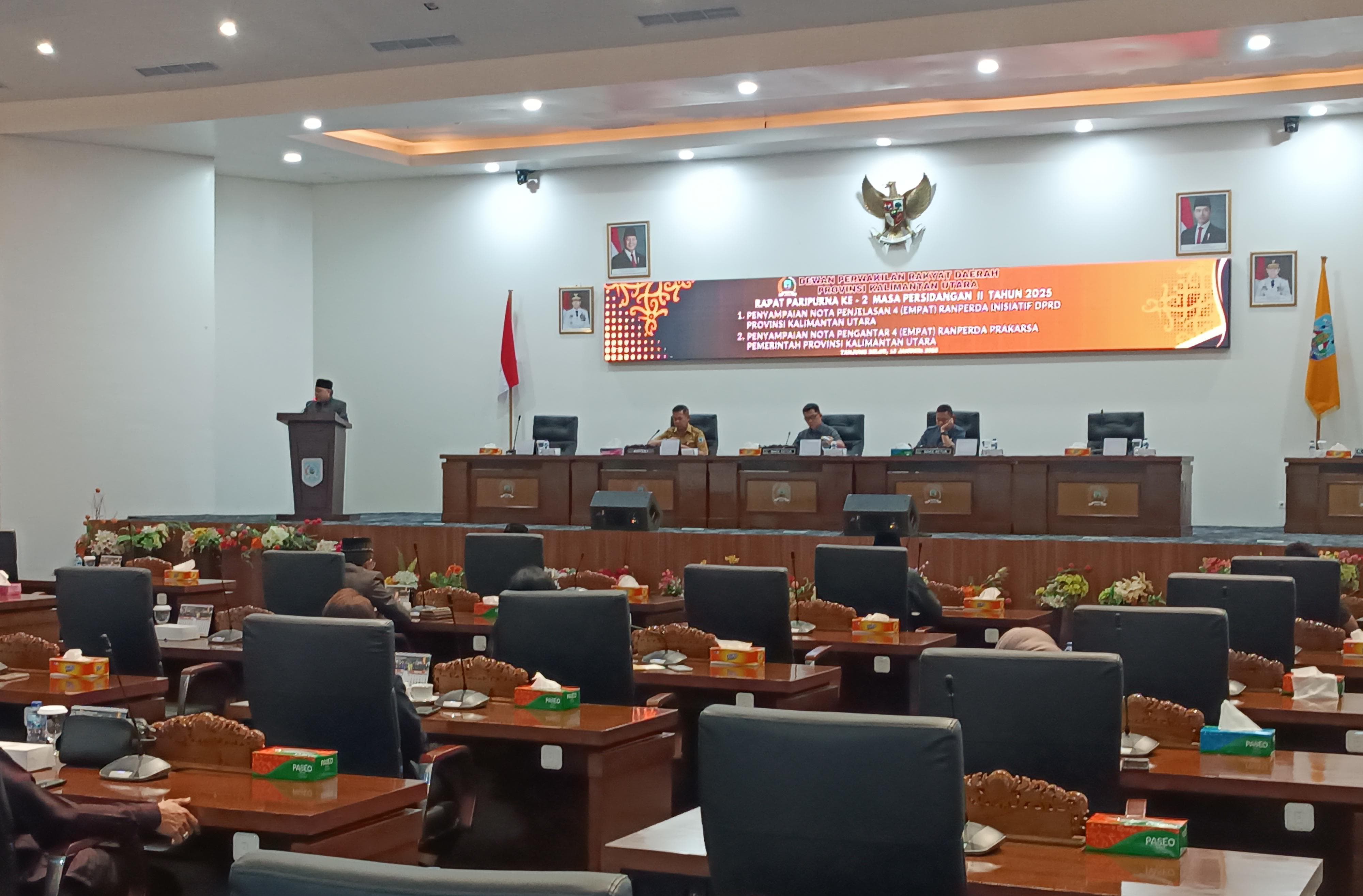 ENERGI: Rapat paripurna penyampaian beberapa nota pengantar Raperda prakarsa Pemprov Kaltara. FOTO: IWAN K/RADAR TARAKAN