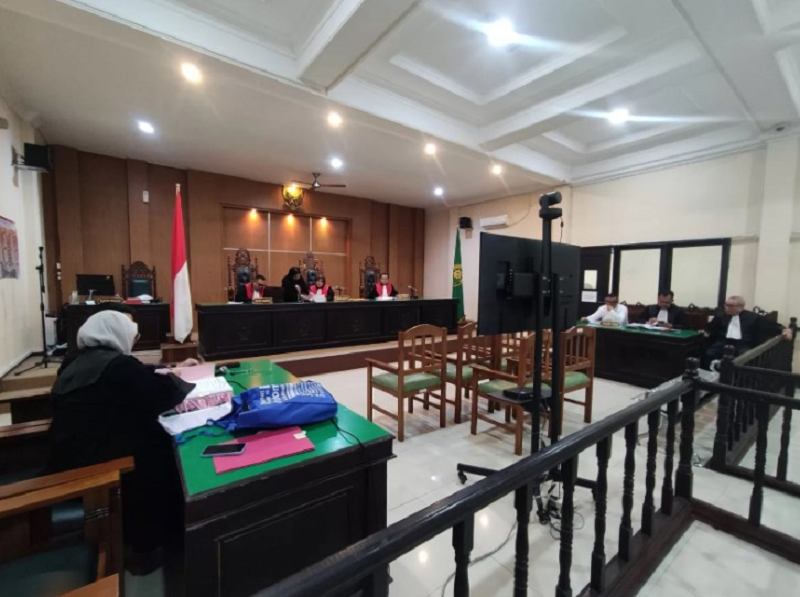 ADIEL KUNDHARA/KP DENGARKAN KETERANGAN: Majelis hakim Pengadilan Tipikor Samarinda kembali menggelar sidang terkait kasus dugaan korupsi yang dilakukan oleh mantan dirut PT BPR Bontang Sejahtera.