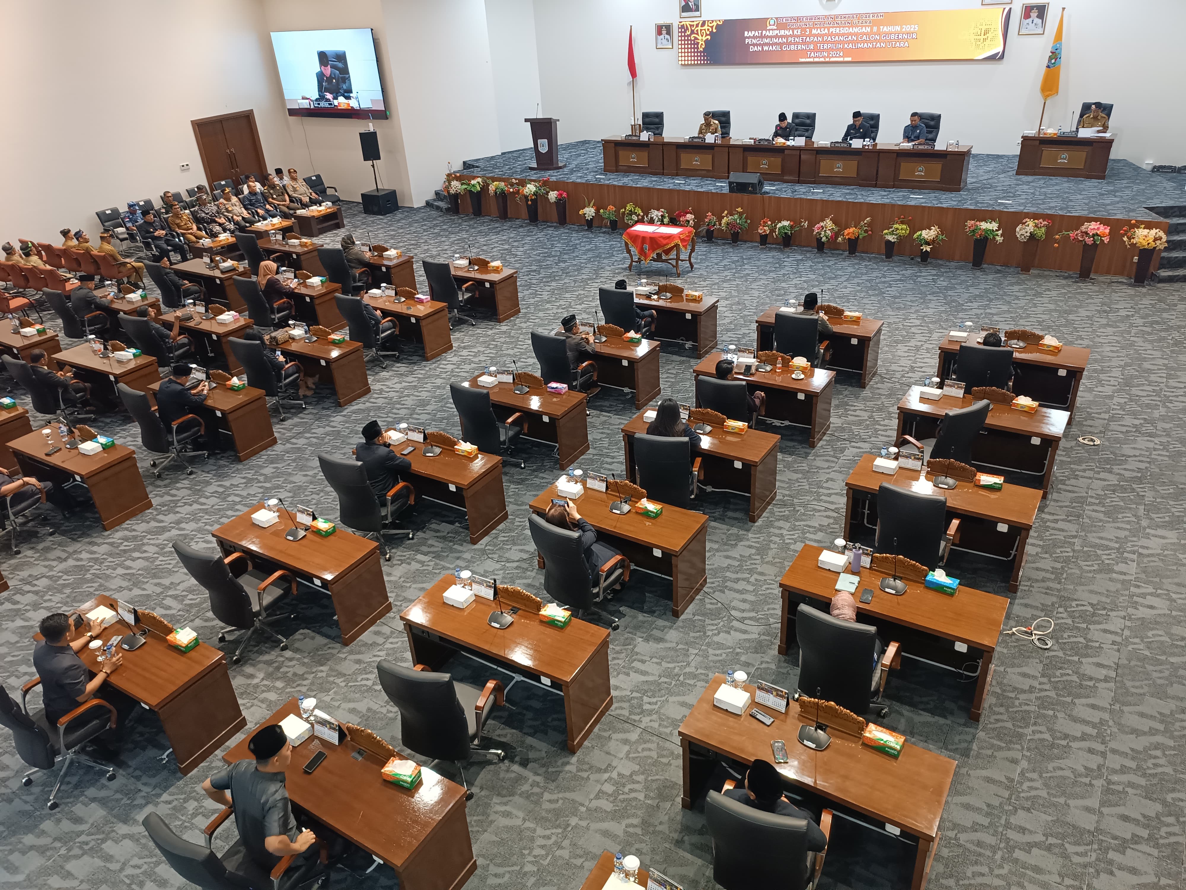 DEMOKRASI: Rapat paripurna pengumuman penetapan gubernur dan wagub terpilih hasil Pilkada Kaltara 2024. FOTO: IWAN K/RADAR TARAKAN