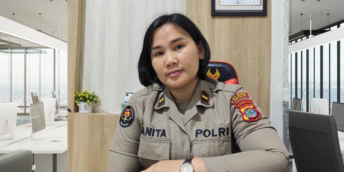 NATANAEL/RADAR TARAKAN BERI KETERANGAN: Kasi Humas Polres Tarakan, Ipda Anita usai diwawancarai Radar Tarakan di ruang kerjanya.