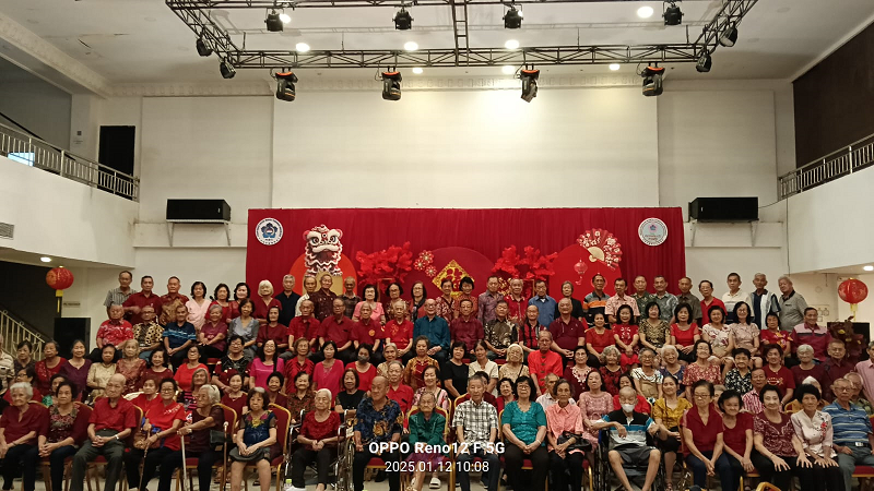 Ft 1 BERBAGI KEBAHAGIAAN: Pengurus Perwanti Kota Tarakan melakukan foto bersama dengan lansia.