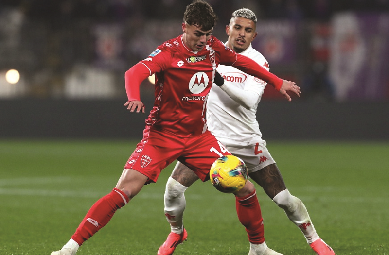 X @SerieA KALAH LAGI: Daniel Maldini (depan) menyumbang satu gol saat AC Monza mengalahkan Fiorentina 2-1, Selasa, (14/1)