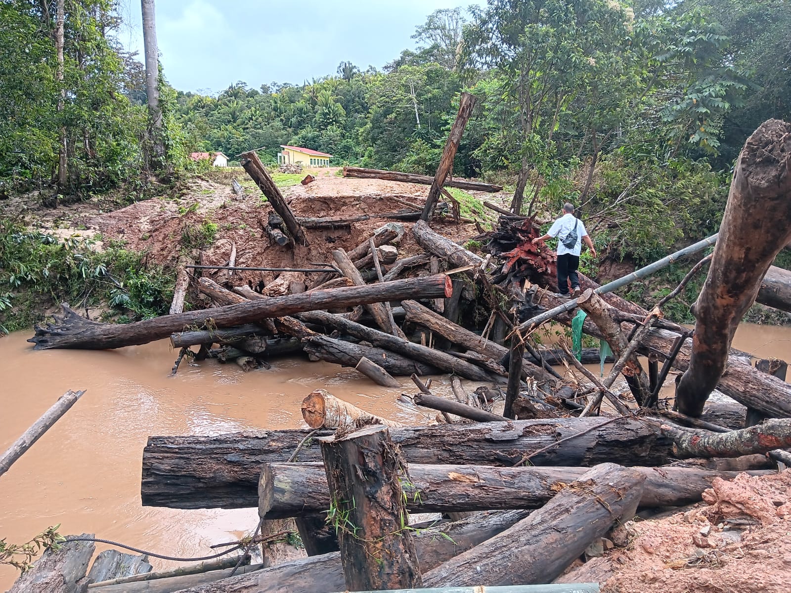 BPBD NUNUKAN RUSAK PARAH : Kondisi jembatan di Krayan Selatan terputus akibat banjir yang terjadi pada Minggu (12/1) lalu.