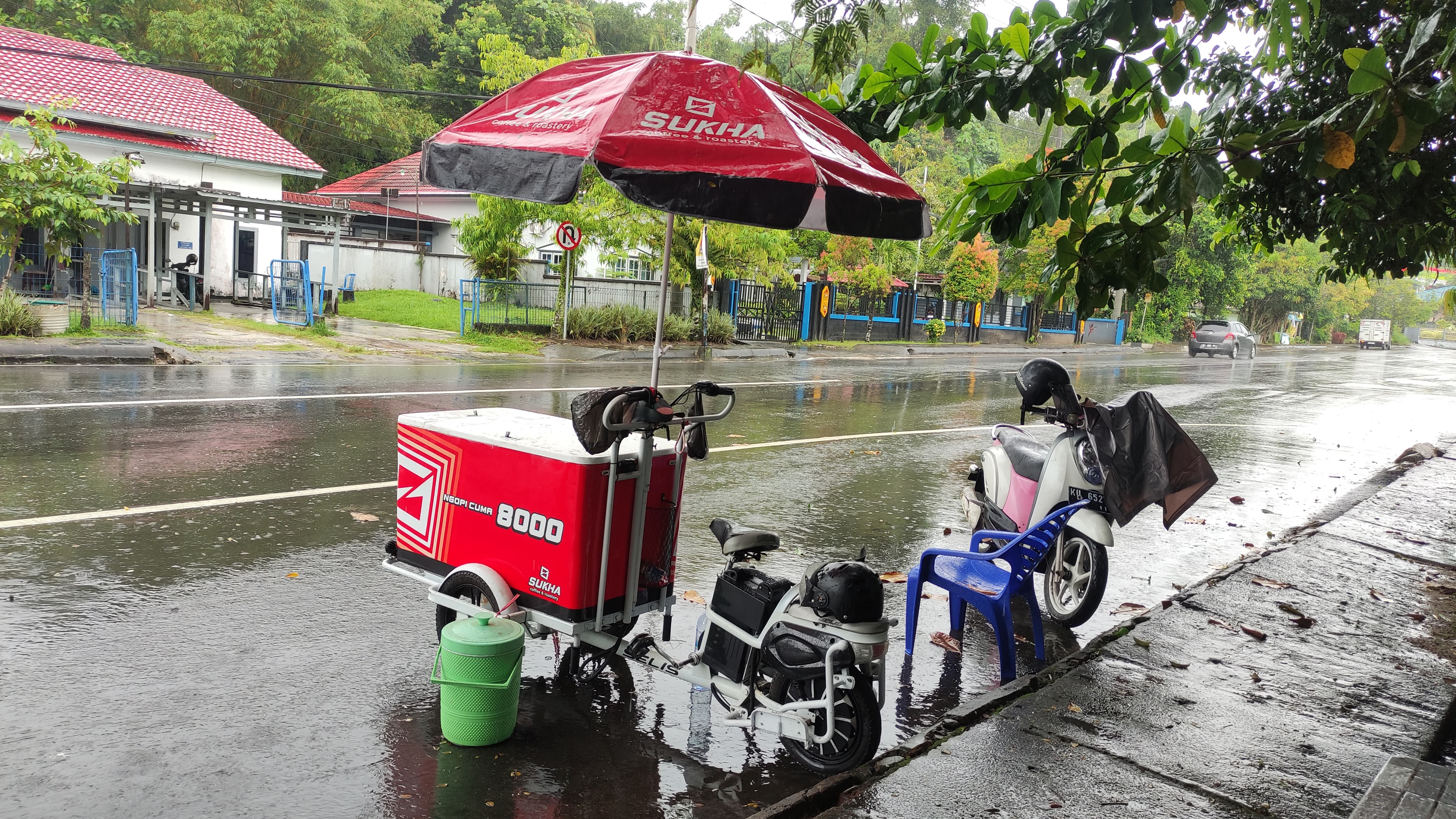 WILDAN/RADAR TARAKAN JADI TREN: Salah satu kopi sepeda keliling saat mangkal di pinggir jalan.