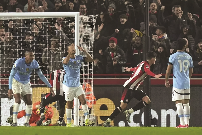 AP Photo/Alastair Grant DITAHAN IMBANG: Pemain Brentford Christian Norgaard (kedua kanan) merayakan golnya ke gawang Manchester City yang membuat skor imbang 2-2 dalam partai Liga Inggris di Stadion