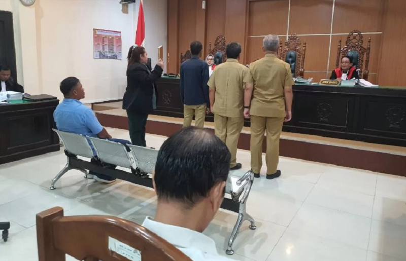 BAYU/KP DISUMPAH: Sejumlah saksi diperiksa dalam sidang korupsi TPP di RSUD AWS, Selasa (14/1). Salah satunya Dirut AWS, dr David Hariadi Mashjoer.