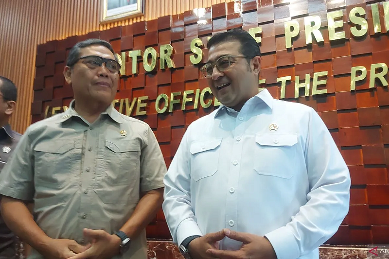 BERI PENJELASAN: Kepala Staf Kepresidenan AM Putranto (kiri) didampingi Menteri Ekonomi Kreatif Teuku Riefky Harsya (kanan) saat menyampaikan keterangan di Kantor Staf Kepresidenan Jakarta, Rabu (15/1