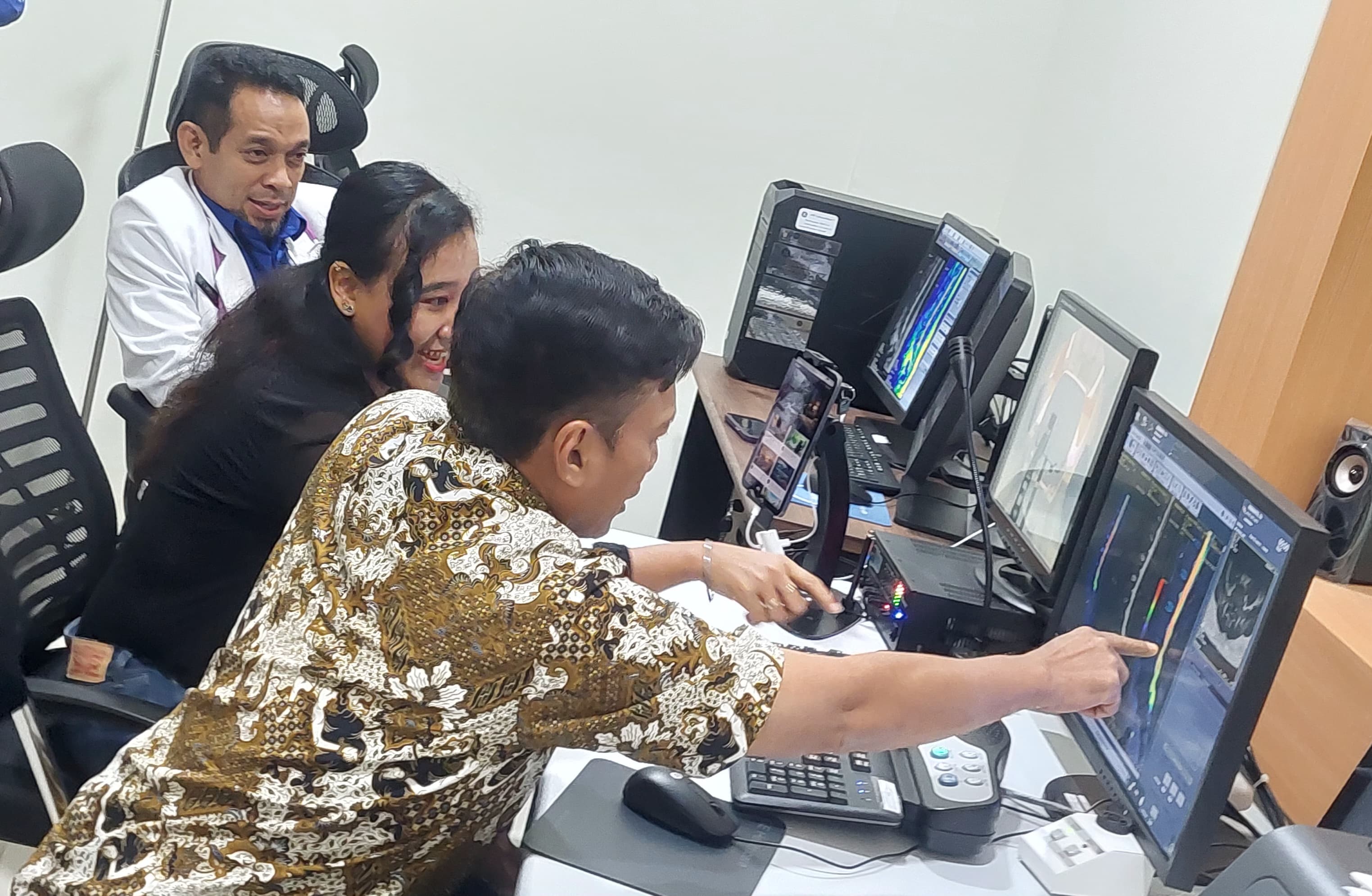 FASILITAS BARU : Sekda Bulungan didampingi Dirut RSD dr. H. Soemarno Sosroatdmojo saat melihat hasil MRI.