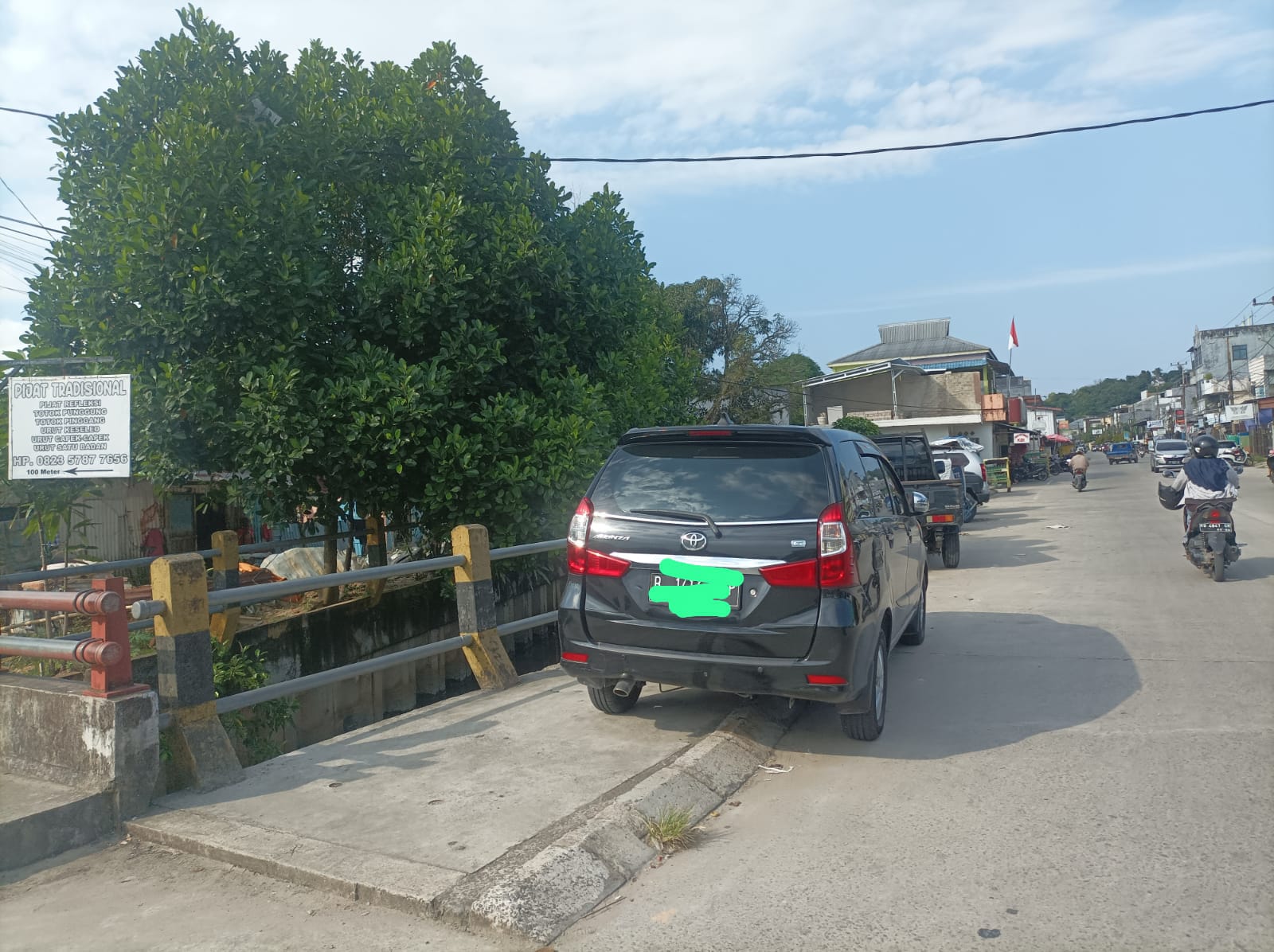 AGUS DIAN ZAKARIA/RADAR TARAKAN BERALIH FUNGSI: Salah Satu Kendaraan Yang Terparkir di Jalan Pangeran Diponegoro Tarakan.