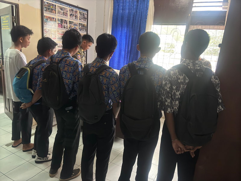 ELIAZAR/RADAR TARAKAN DIBINA: Para pelajar yang didapati bolos dilakukan pembinaan oleh Satpol PP Tarakan.