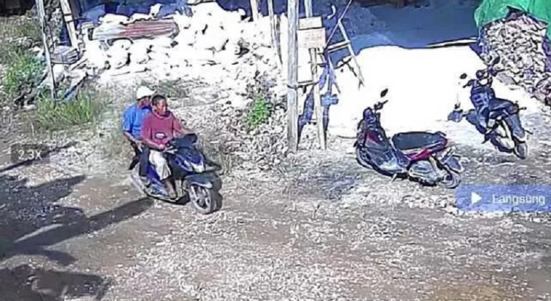 ISTIMEWA DIDUGA: Tangkapan layar yang diambil dari rekaman CCTV menggambarkan terduga pelaku yang membawa kabur sepeda motor milik Solihati.
