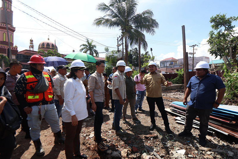 ANGGI PRADITHA/KP KECEWA: Komisi IV DPRD Balikpapan meninjau lokasi pembangunan rumah sakit di Balikpapan Barat. Mereka kecewa tak ada fisik terlihat. Tapi kontraktor sebut progres capai 12 persen.