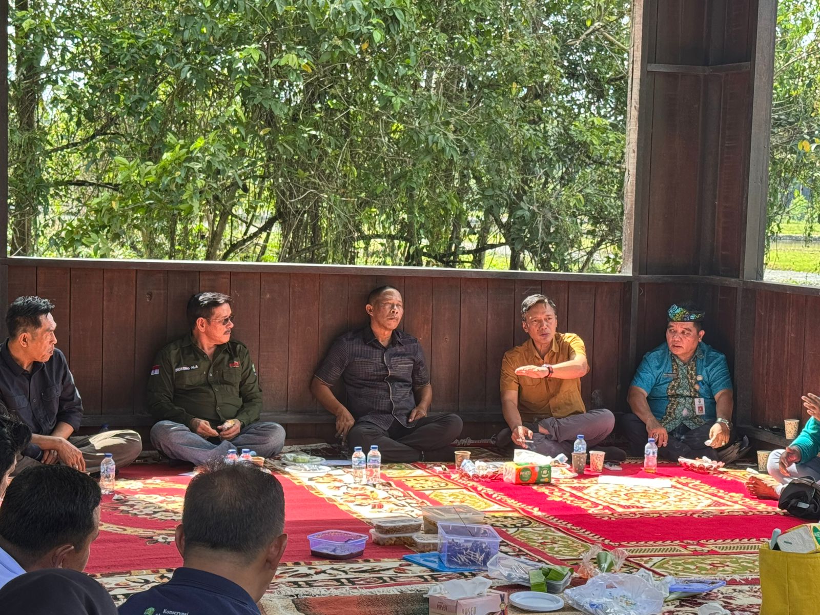 HENDRA/RADAR TARAKAN  RAPAT: Bupati, Wabup, Sekda dan jajaran OPD Pemkab Bulungan rapat non formal di Kebun Raya Bunda Hayati Tanjung Selor, Jumat (17/1/2025).