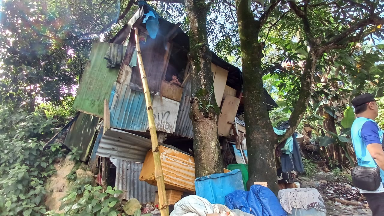 AGUS DIAN ZAKARIA/RADAR TARAKAN MIRING : Kondisi bangunan rumah Petronela Inaleing yang dinilai berbahaya, yang berada di sekitar TPA Hake Babu.