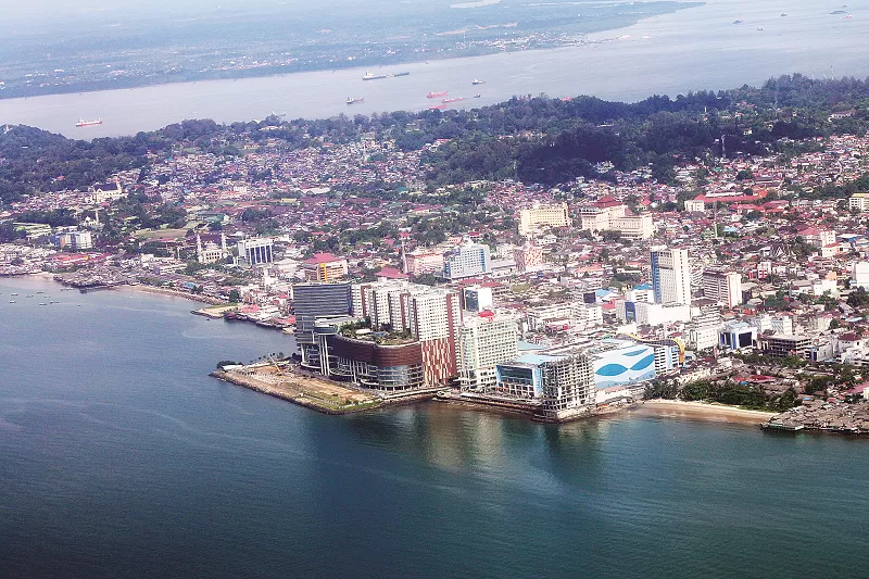 DOK/KP MENDESAK BANGUN JALAN BARU: Kota Balikpapan dari udara. Karena rencana coastal road tak kunjung terwujud meski sudah digaungkan lebih dari satu dekade, opsi membangun jembatan layang tampaknya