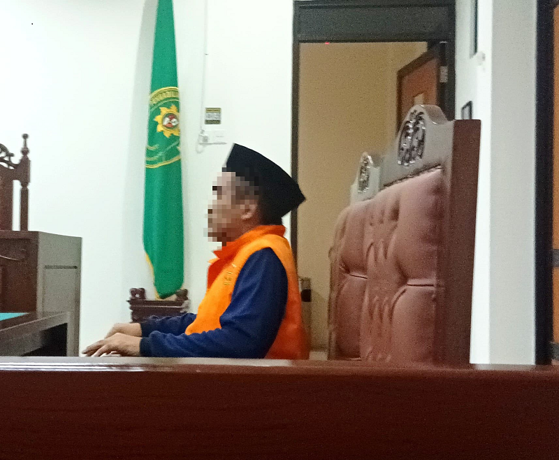SYAHRUL/KP TEGANG: Sidang pencabulan 2 bocah dengan terdakwa oknum sekuriti. Terdakwa tampak tegang selama persidangan di PN Balikpapan.
