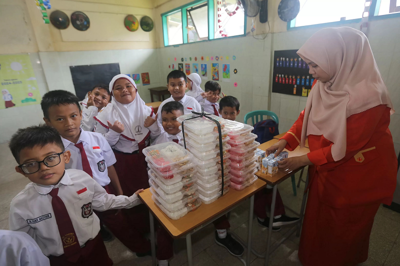 HUMAS PEMKOT SURABAYA LEBIH EFISIEN: Pelaksanaan Makan Bergizi Gratis di Kota Surabaya menggunakan kemasan plastik.