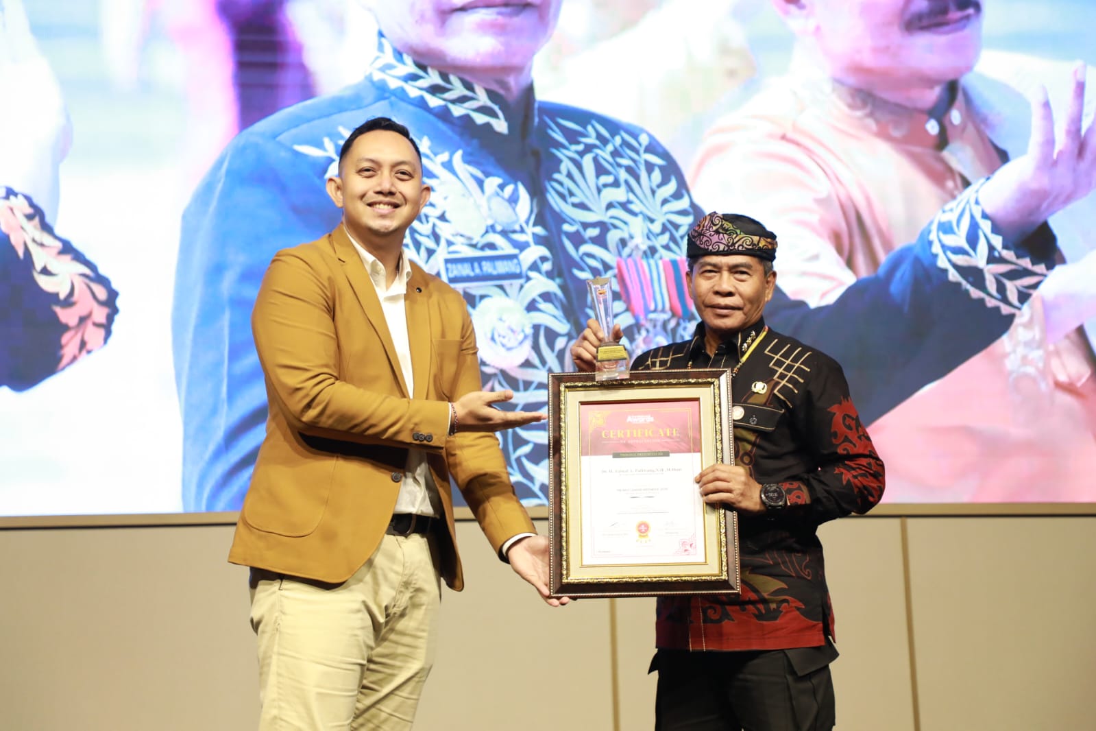 PRESTASI: Gubernur Kaltara, Zainal A Paliwang kembali menerima penghargaan. FOTO: DKISP KALTARA