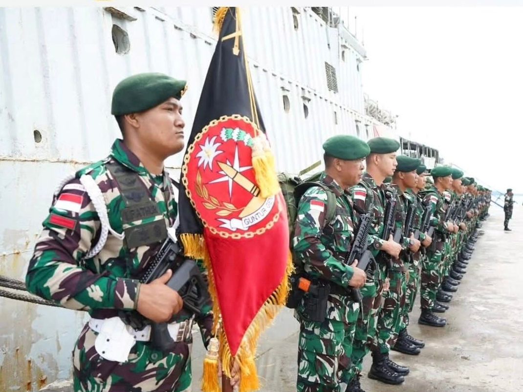 PERBATASAN : Satgas Pamtas Batalyon Artileri Medan 11/Guntur Geni ketika mendarat di perbatasan Agustus lalu.