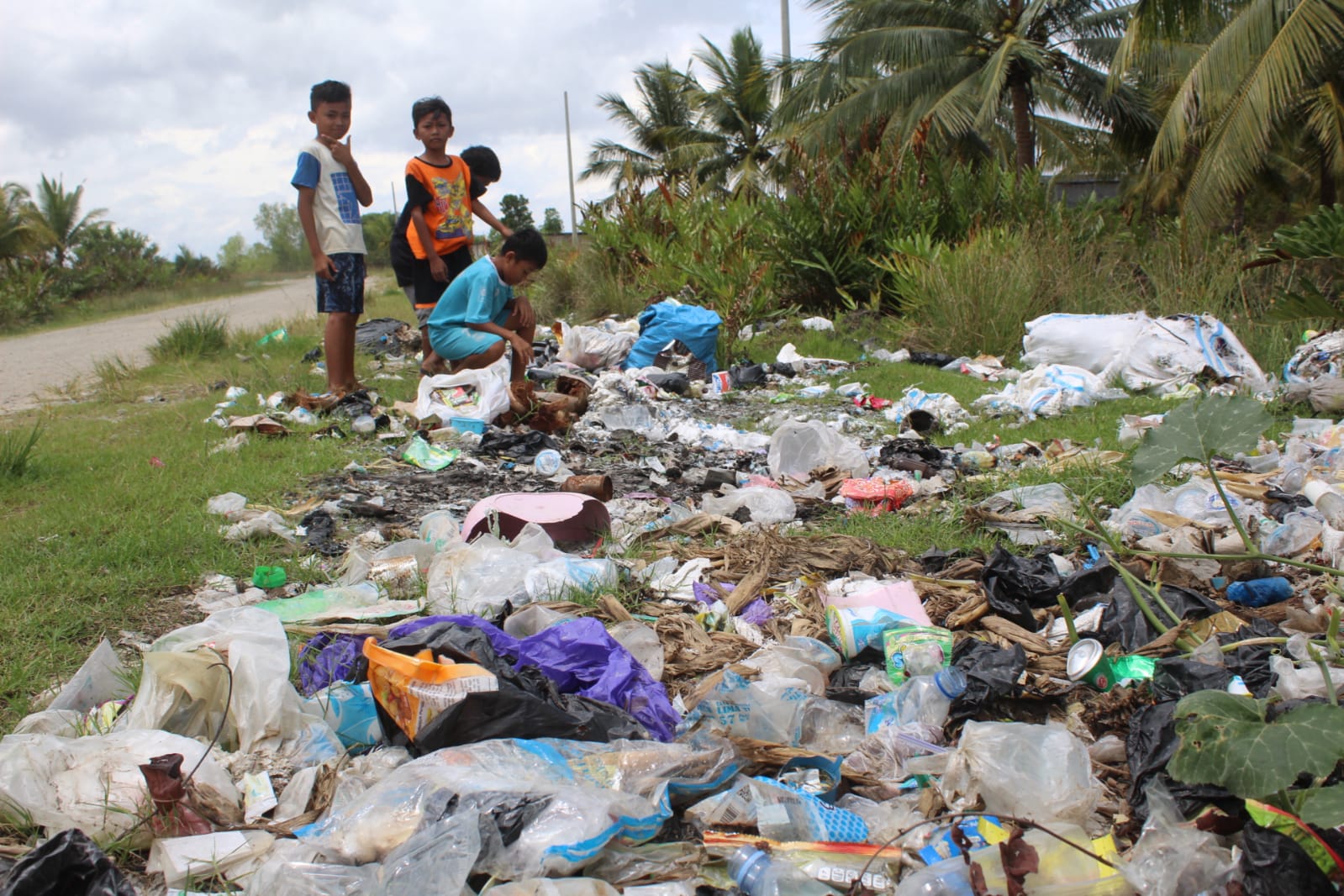 AGUS DIAN ZAKARIA/RADAR TARAKAN MEMPRIHATIKAN : Penampakan sampah di salah satu Kelurahan Tarakan Timur