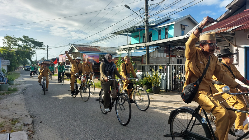 KP UNIK TAPI MENARIK: Sembari membunyikan bel sepeda, beriringan dengan musik dangdut hingga keroncong, pecinta sepeda tua menyusuri jalan menuju Pantai Manggar.