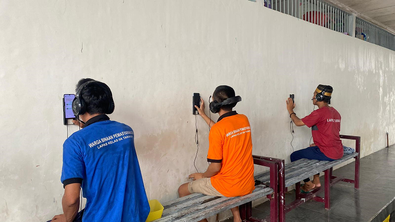 LAPAS KELAS II-A TARAKAN KUNJUNGAN DARING: WBP Lapas Kelas II-A Tarakan menggunakan sarana kunjungan daring.