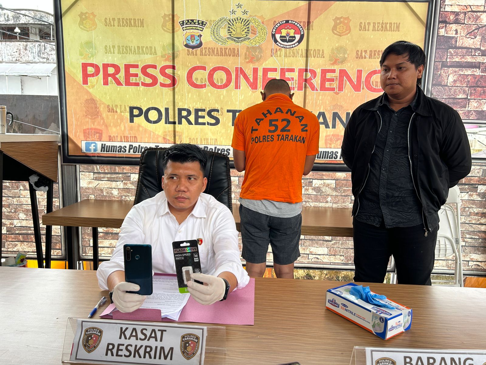 ELIAZAR/RADAR TARAKAN DIAMANKAN: Pelaku yang diamankan bersama barang bukti berupa ponsel.