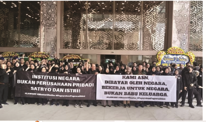 UNJUK RASA: Puluhan Pegawai memprotes Menteri Pendidikan Tinggi, Sains, dan Teknologi (Mendikti Saintek) Satryo Soemantri Brodjonegoro. (Istimewa)