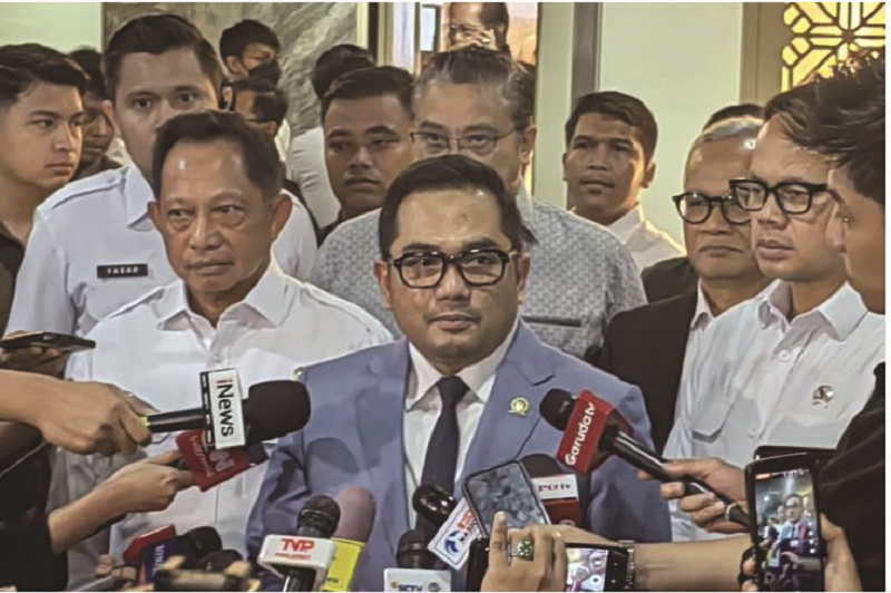 JELANG PELANTIKAN: Ketua Komisi II DPR RI Rifqinizamy Karsayuda usai memimpin rapat kerja bersama Kemendagri dan penyelenggara pemilu di Kompleks Parlemen, Senayan, Jakarta, Rabu (22/1/2025). ANTARA/M