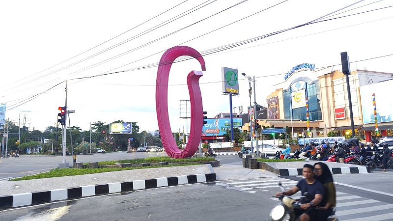 DENNY SAPUTRA/KP PEDULI LINGKUNGAN: Pembangunan Tugu Pesut Samarinda yang ada di Simpang Mal Lembuswana, Kecamatan Samarinda Ulu.