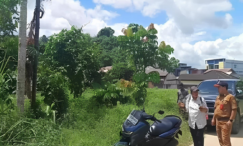 KP LAHAN. Tim BPBD dan kelurahan melakukan pengecekan lokasi lahan yang direncanakan menjadi kolam retensi di Jalan Damanhuri, RT 29, Kelurahan Sungai Pinang Dalam, Kecamatan Sungai Pinang.
