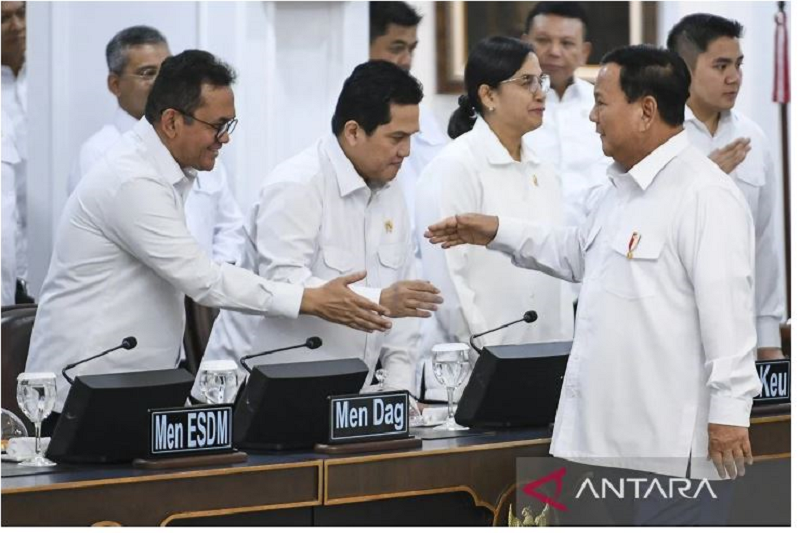 HEMAT: Presiden Prabowo Subianto (kanan) menyalami menteri Kabinet Merah Putih pada Sidang Kabinet Paripurna di Kantor Presiden, Jakarta, Rabu (22/1/2025).&nbsp;