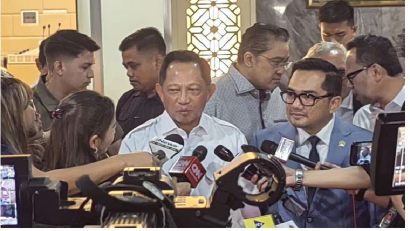 REVISI: Menteri Dalam Negeri (Mendagri) Tito Karnavian di kompleks parlemen, Senayan, Jakarta, Rabu (21/1/2025). ANTARA/Melalusa Susthira K.