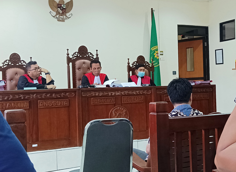 SYAHRUL/KP DICECAR HAKIM: Sidang kasus galian C ilegal lahan eks Hotel Tirta Balikpapan. Pemilik lahan hadir sebagai saksi menyampaikan keterangan di PN Balikpapan.