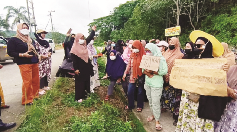ISTIMEWA DEMO: Puluhan IRT Perumahan Bumi Prestasu Kencana, Jalan Atlit Pon, Harapan Baru, Loa Janan Ilir, meminta penutupan atau pemindahan TPS.