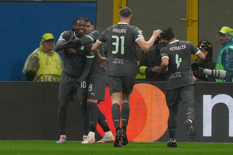 AP Photo/Antonio Calanni MENANG TIPIS: Selebrasi Rafael Leao dkk. dalam laga Liga Champions antara AC Milan vs Girona, Kamis (23/1).