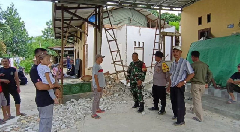 RAMA/KP BERGESER: Warga bergotong royong membongkar rumah Samin setelah mendapat musibah akibat pergeseran tanah.
