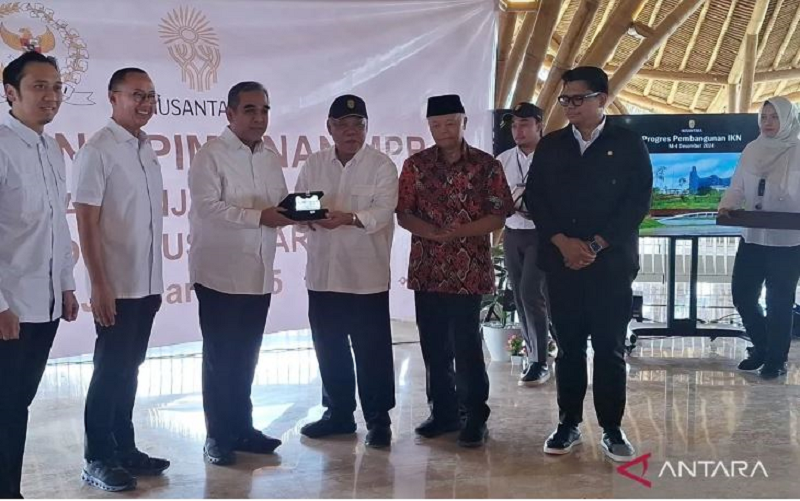 PUTUSKAN: Ketua MPR RI Ahmad Muzani (ketiga dari kiri) diterima Kepala OIKN Bambang Hadimuljono (ketiga dari kanan) saat melakukan kunjungan kerja ke Kota Nusantara, ibu kota Indonesia berlokasi di PP