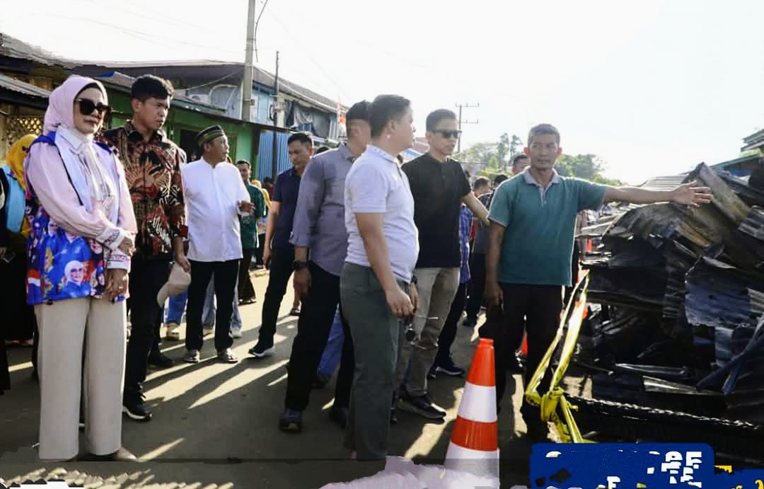 AKAN DITERTIBKAN: Bupati Tana Tidung Ibrahim Ali bersama kepala OPD dan kepala desa meninjau lokasi kebakaran setelah menyerahkan bantuan kepada korban kebakaran di RT 2 Tideng Pale, Jumat sore (24/1)