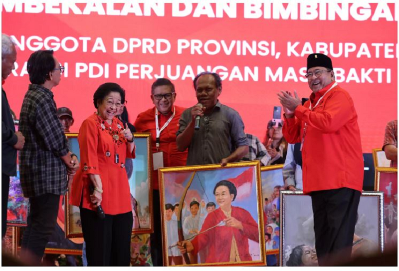 KEJUTAN: Ketua Umum PDI Perjuangan Megawati Soekarnoputri mendapat hadiah lukisan sedang memanah.