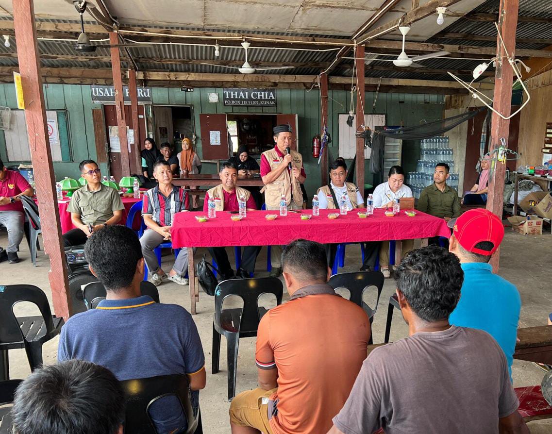 PENDATAAN : Konsul RI Tawau, Aris Heru Utomo bersama rombongan saat bertemu dengan WNI yang bekerja sebagai nelayan di Kampung Madai Madai, Kunak, Sabah.