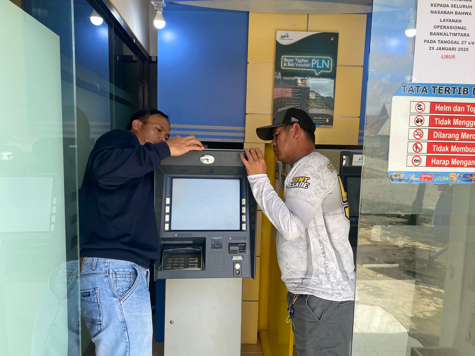 DOK POLSEK KRAYAN DIPERBAIKI: Satu-satunya ATM Bank Kaltimtara di Krayan sempat dirusak kemudian kembali diperbaiki dan beroperasi lagi.