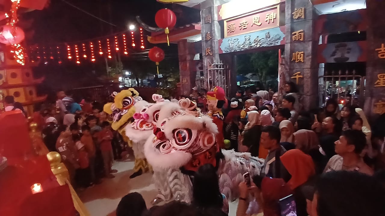 AGUS DIAN ZAKARIA/RADAR TARAKAN MENGHIBUR: Aksi Barongsai di halaman Klenteng Toa Pek Kong disaksikan ratusan masyarakat.