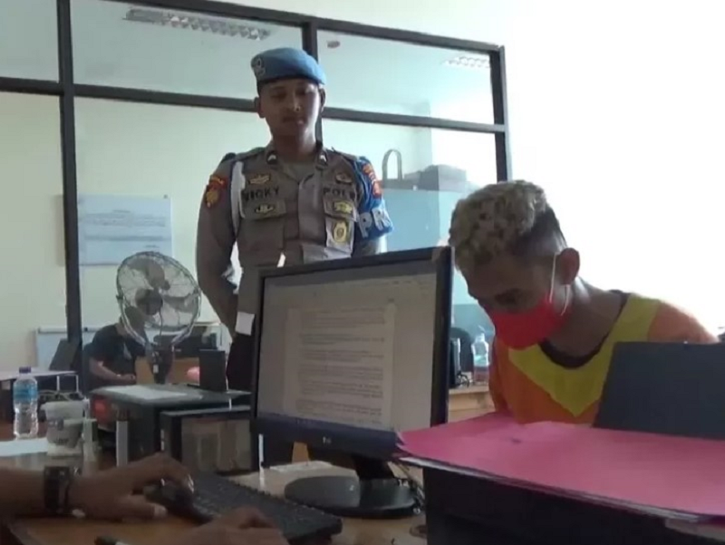 ISTIMEWA DIAMANKAN: Bandar sabu yang memasarkan sabu di Balikpapan diamankan dan jalani pemeriksaan intensif.